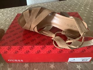 Remate! Preciosa sandalia Guess 9M ante camel 