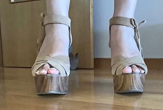 Remate! Preciosa sandalia Guess 9M ante camel 