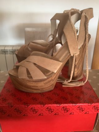 Remate! Preciosa sandalia Guess 9M ante camel 