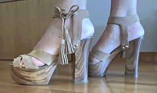 Remate! Preciosa sandalia Guess 9M ante camel 
