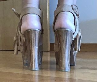 Remate! Preciosa sandalia Guess 9M ante camel 