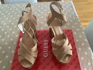 Remate! Preciosa sandalia Guess 9M ante camel 
