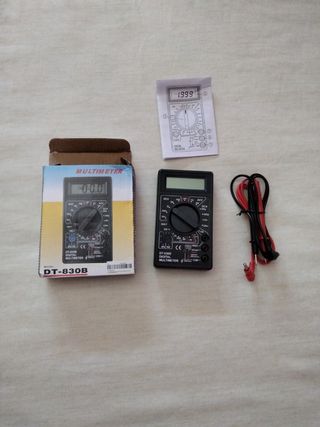 Multímetro digital negro.