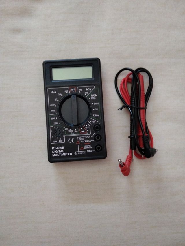 Multímetro digital negro. 