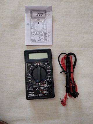 Multímetro digital negro.