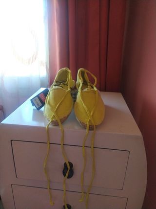 Alpargatas Amarillas, talla 38