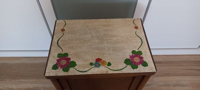 Mesita de noche antigua