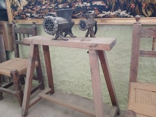 mesa y picadoras de carne