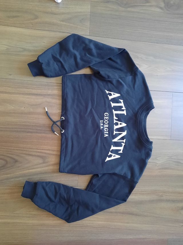 Sudadera negra con letras en blanco