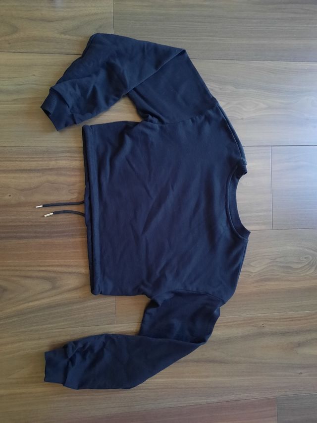 Sudadera negra con letras en blanco