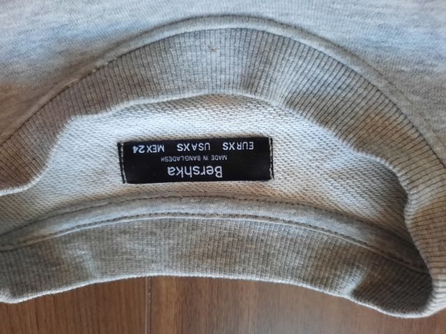 Sudadera gris con letras en verde