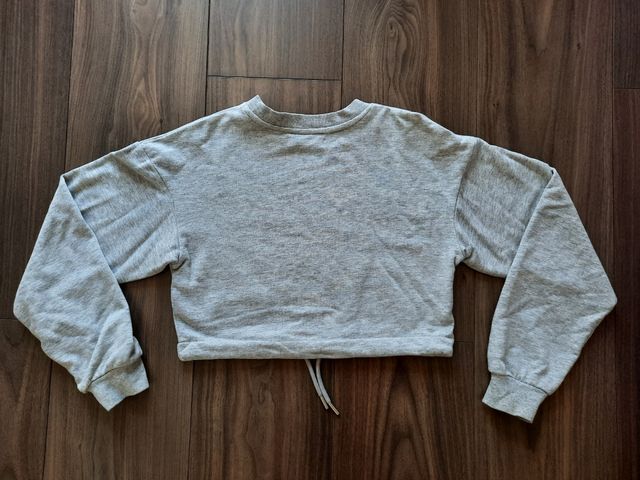 Sudadera gris con letras en verde