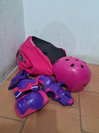 Protecciones, casco y bolsa de niña para patinar