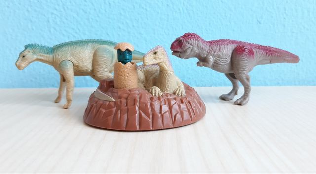 Lote DINOSAURIO DISNEY: juego, muñecos, tazos, etc