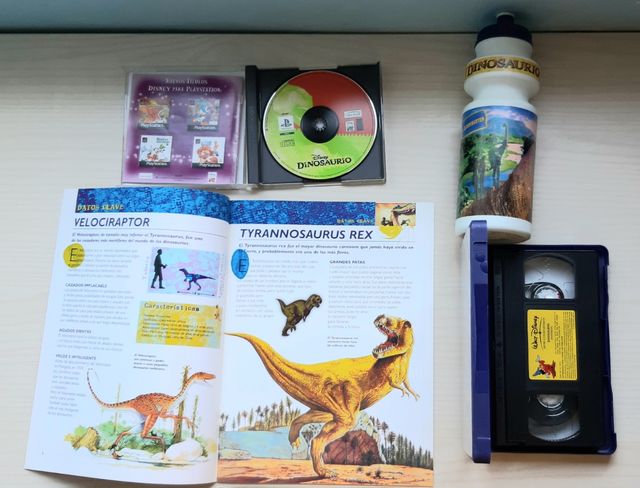 Lote DINOSAURIO DISNEY: juego, muñecos, tazos, etc