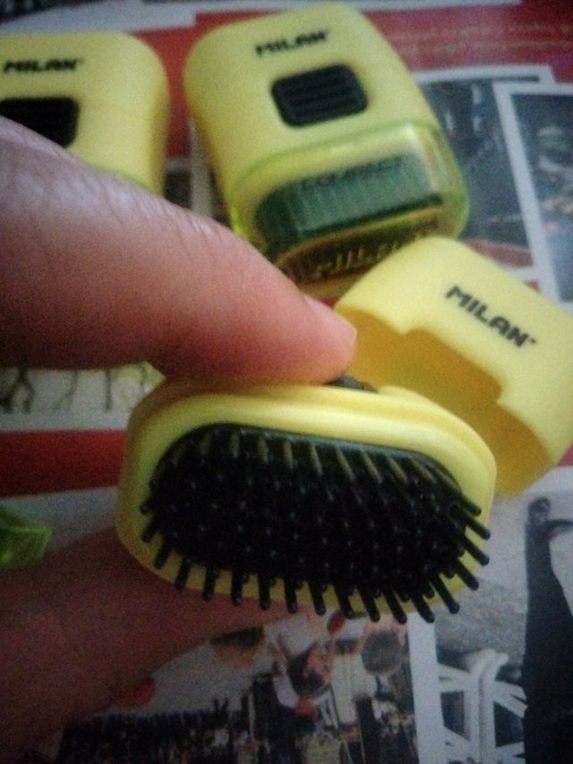 gomas de borrar + cepillo Milan capsula