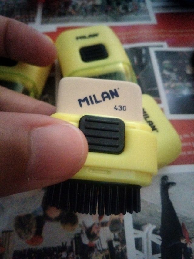 gomas de borrar + cepillo Milan capsula