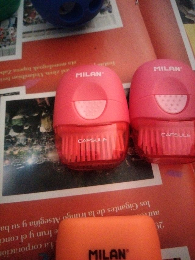 gomas de borrar + cepillo Milan capsula