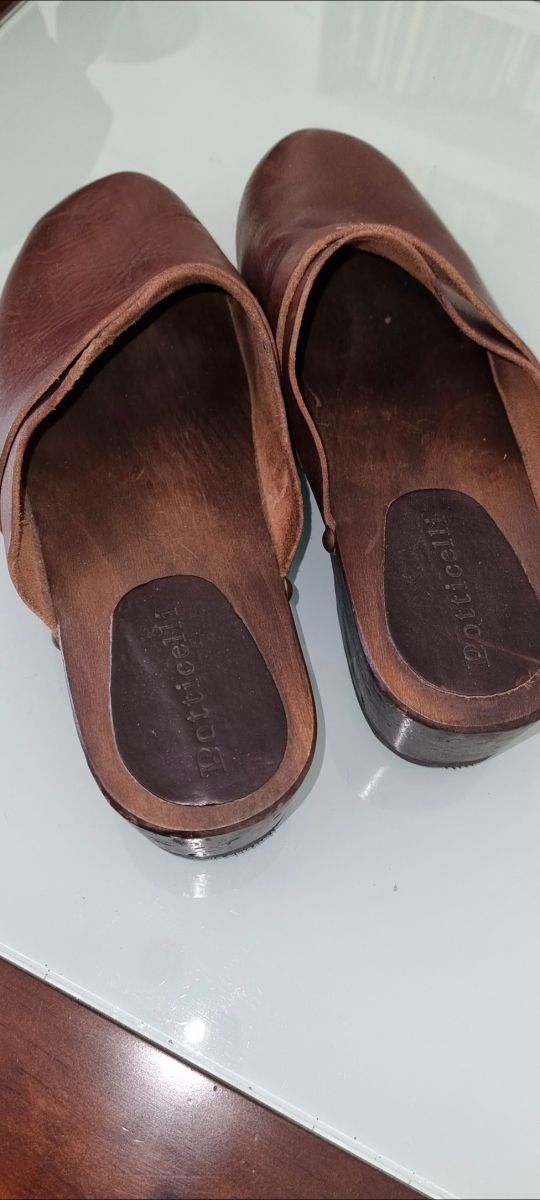 Zuecos de madera y piel marron