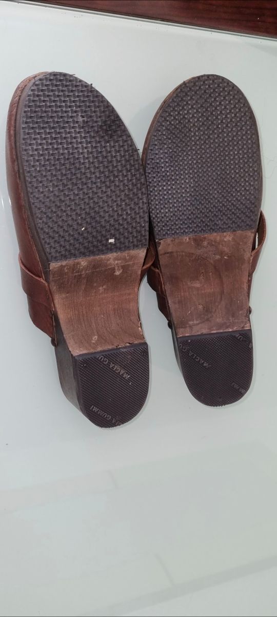 Zuecos de madera y piel marron