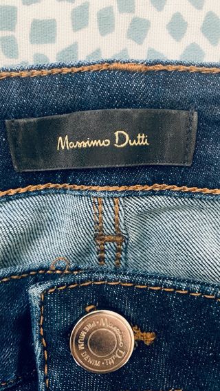 Pantalones vaqueros de la marca Massimo Dutti.