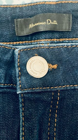 Pantalones vaqueros de la marca Massimo Dutti.