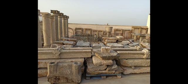 antigüedades en piedra tejas