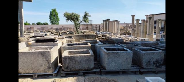 antigüedades en piedra tejas