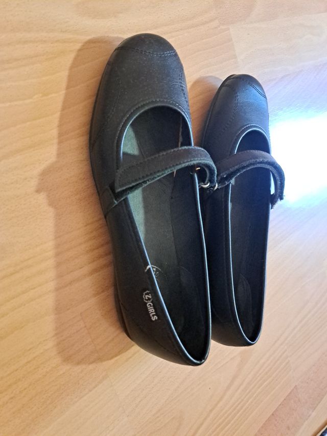 Zapatos escolares Talla 38.