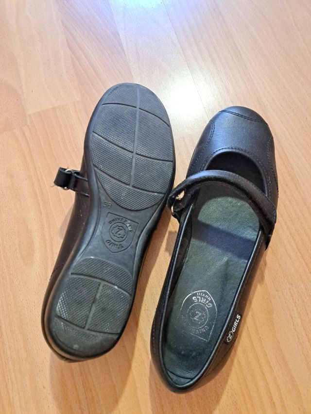 Zapatos escolares Talla 38.