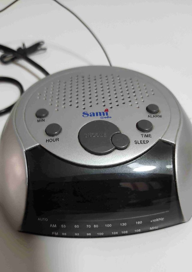 Reloj-Despertador-Radio de mesita