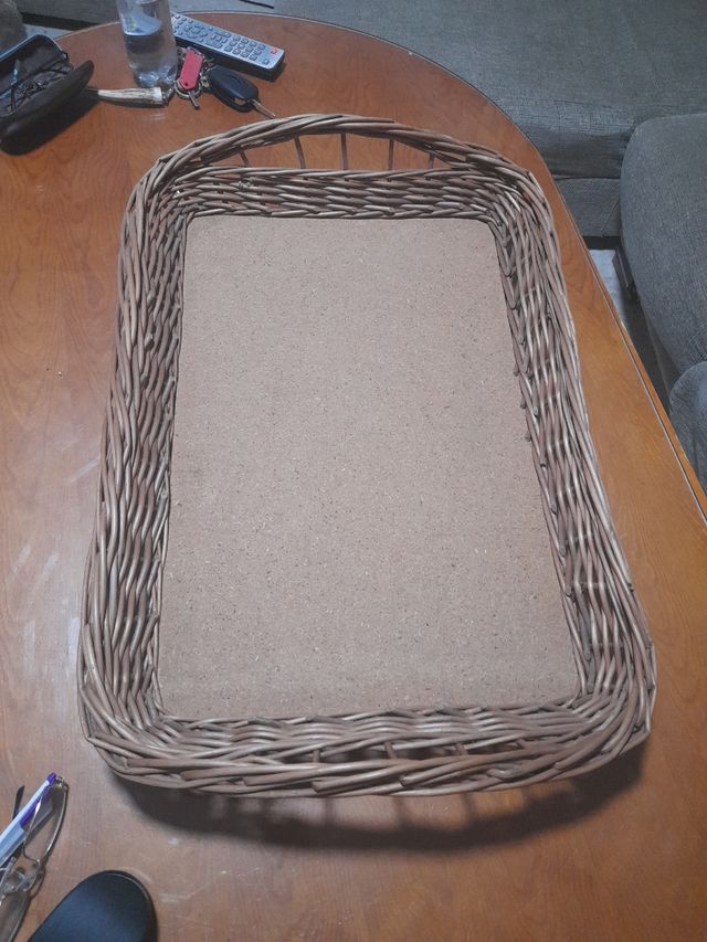 robusto vassoio in vimini con manici che misurano 68x45.
