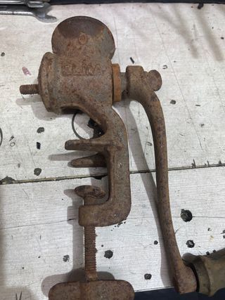 Máquina picadora de carne antigua