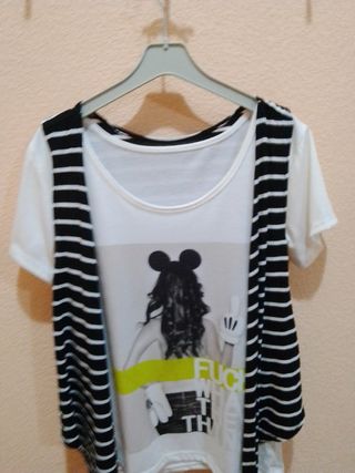 Camiseta de mujer de manga corta blanca con chalec
