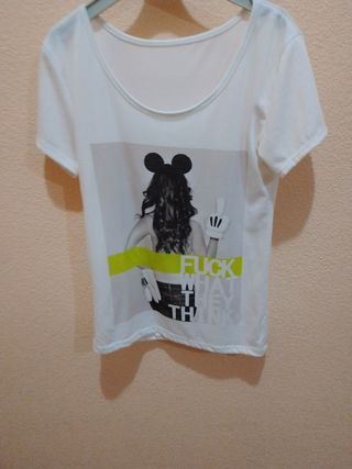 Camiseta de mujer de manga corta blanca con chalec