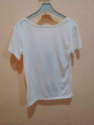 Camiseta de mujer de manga corta blanca con chalec