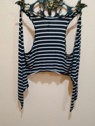 Camiseta de mujer de manga corta blanca con chalec