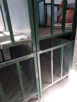 Jaula almacenaje de hierro y apilables.