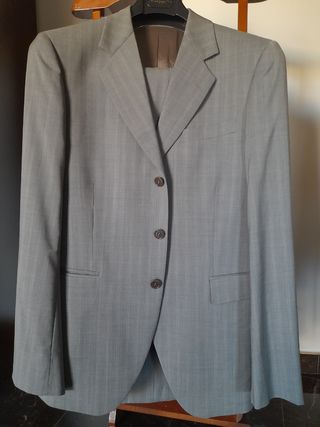 Traje gris marca Caramelo talla 52 