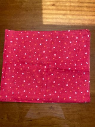 Pañuelo rojo con estrellas de cuello