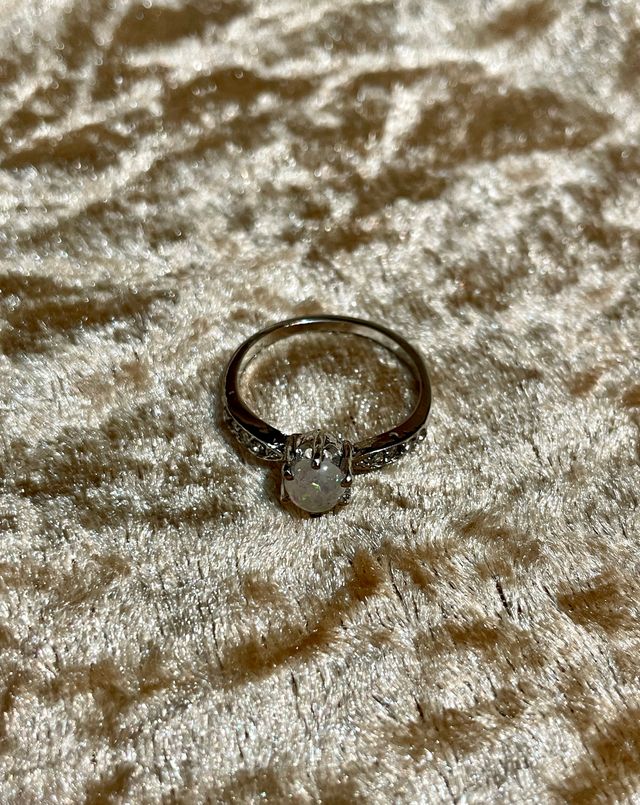 Anillo plateado con piedra estilo Ópalo blanco