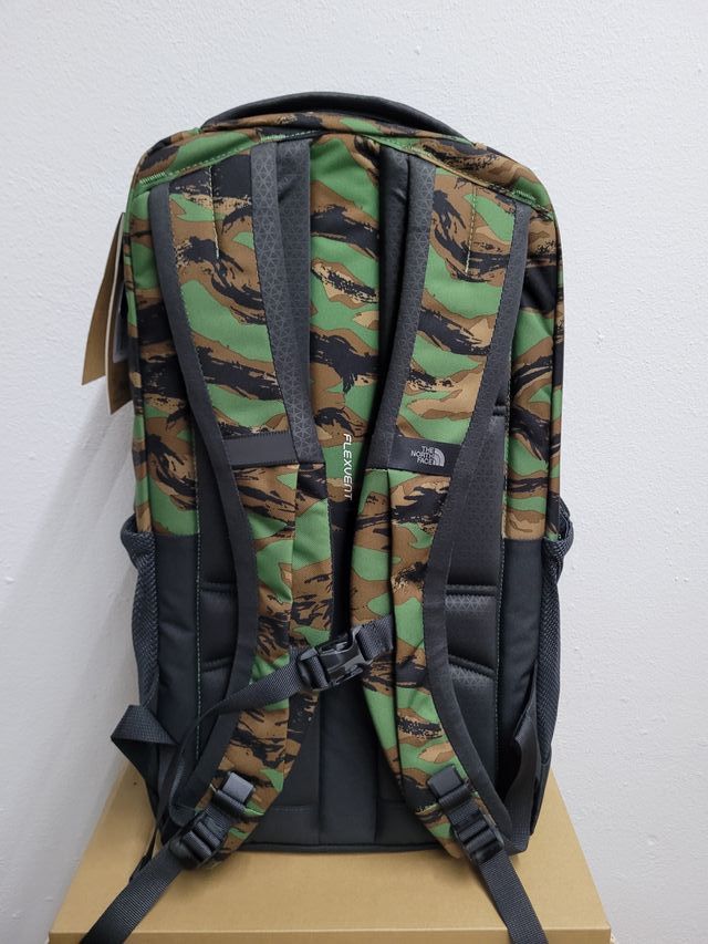 THE NORTH FACE CAMUFLAJE 28 litros