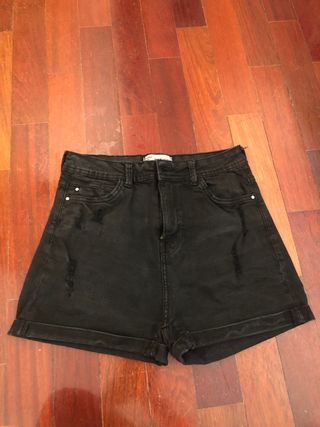 Pantalones vaqueros negros cortos