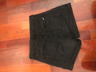 Pantalones vaqueros negros cortos