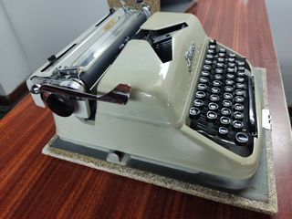 Maquina de escribir con funda marca TALBOS