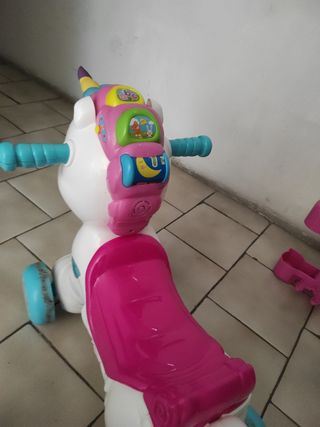correpasillos balancín unicornio