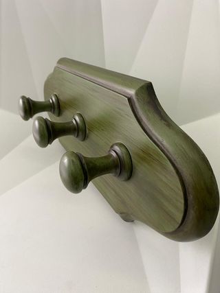 Perchero de tres ganchos en madera verde