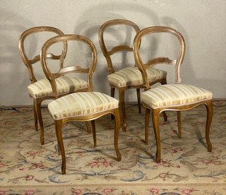 Conjunto de 4 sillas antiguas de estilo isabelino