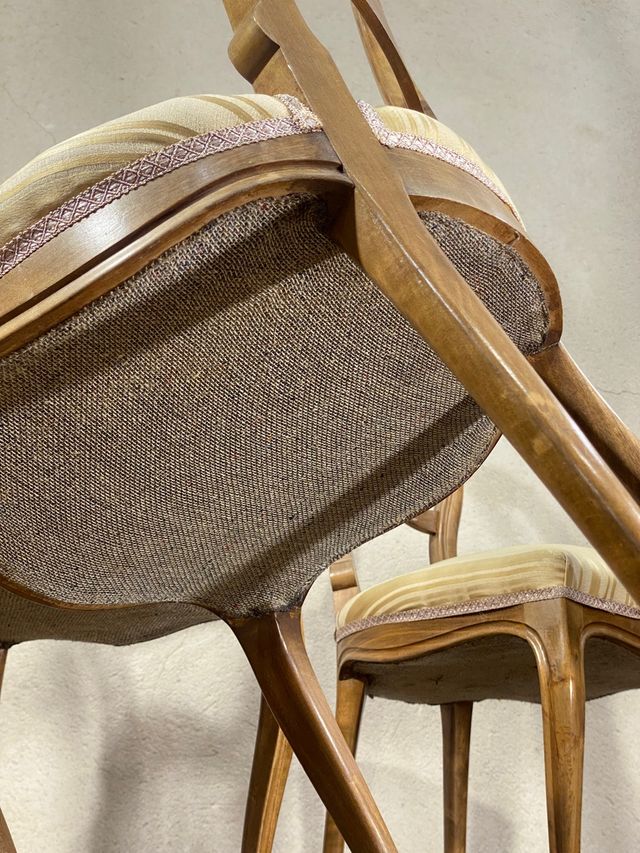 Conjunto de 4 sillas antiguas de estilo isabelino