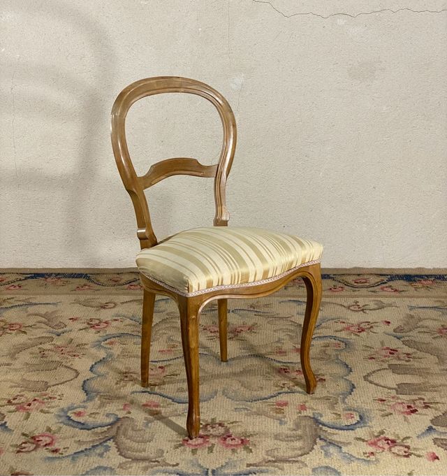 Conjunto de 4 sillas antiguas de estilo isabelino